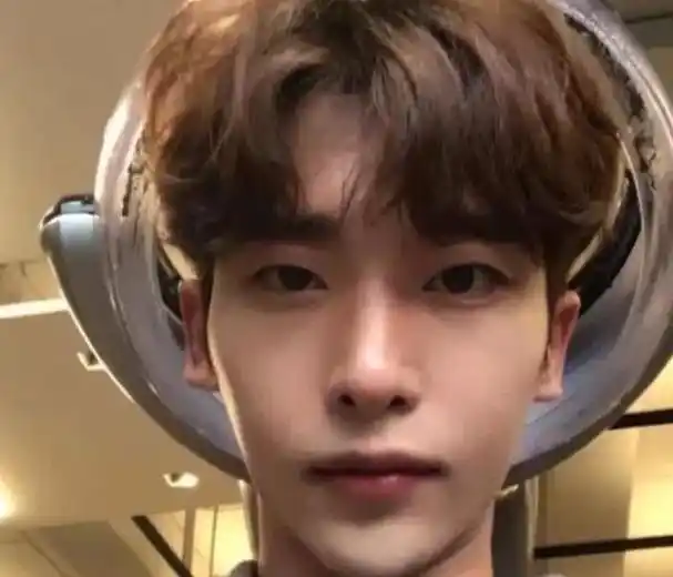 明星同款中分发型教程_中分发型男生打理方法_男生用卷发棒做中分