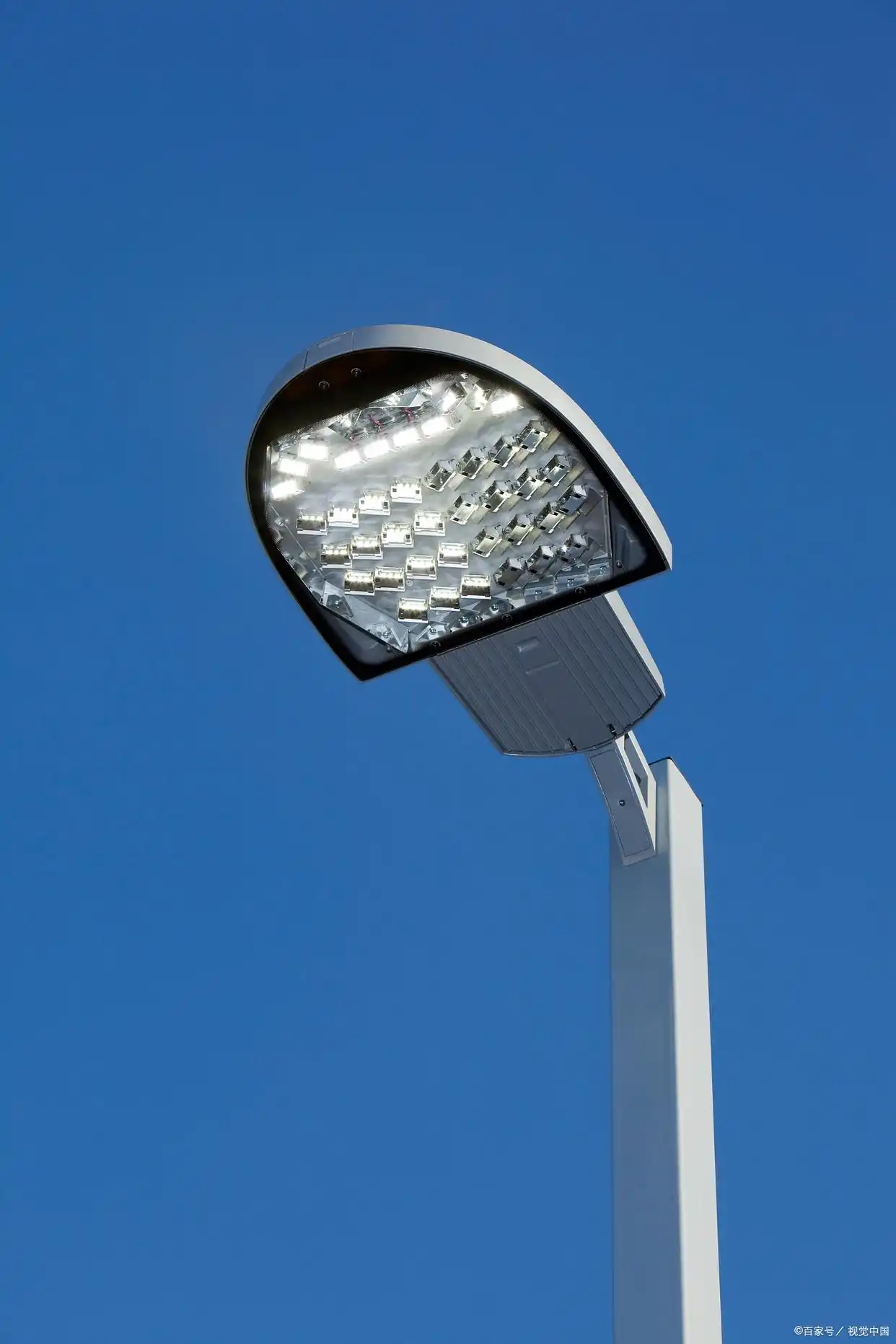 大路灯如何安装_路灯灯具安装细节_路灯灯臂安装步骤