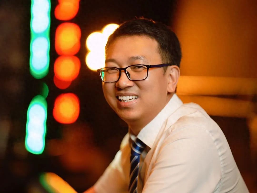 国产控台技术创新_智能灯光控制系统_舞台灯控台排列