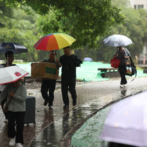雨中迎新_北京航空航天大学学生_北京航空航天大学迎新活动