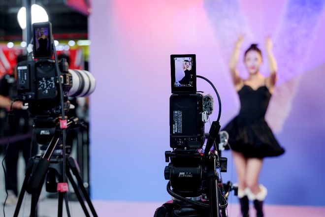 直播讯道摄像机_cctv讯道直播间_讯道直播机