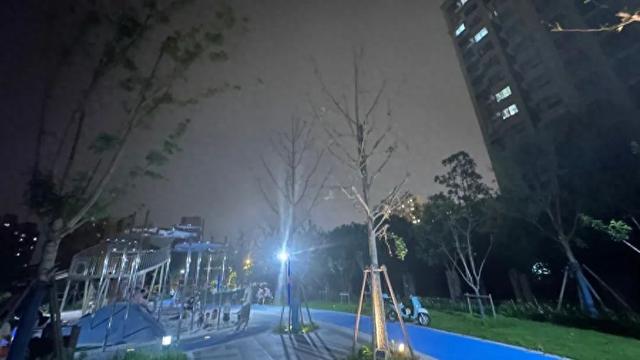 路灯安装大门东好不好_大路灯如何安装_路灯安装大门视频教程图片