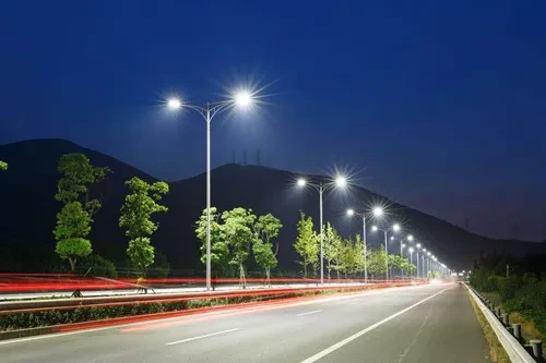 路灯一般多少瓦以及照射范围_大路灯如何使用_路灯使用年限规范要求