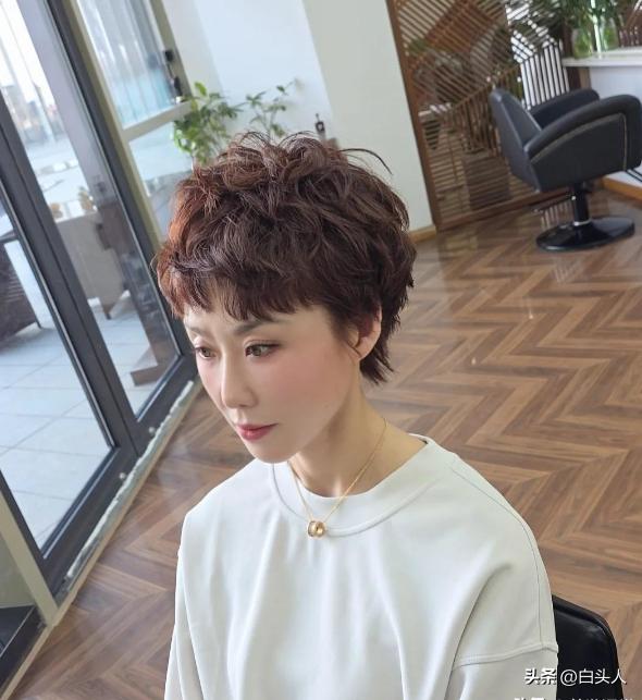 中短发哪种卷发棒多少厘米_纹理烫显发量_短发烫发技巧