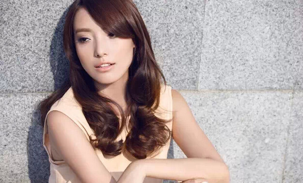 在家睡出卷发方法_简易睡眠卷发教程_卷发棒怎么卷造型