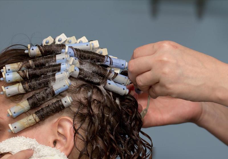 卷发打理方法_冷烫发型打理技巧_用卷发棒后头发干枯