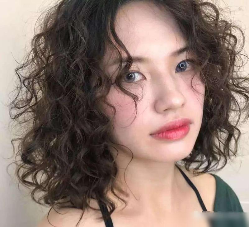 用卷发棒后头发干枯_卷发打理方法_冷烫发型打理技巧