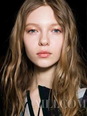 洗发后卷发护理方法_电发后护发技巧_用卷发棒后头发干枯