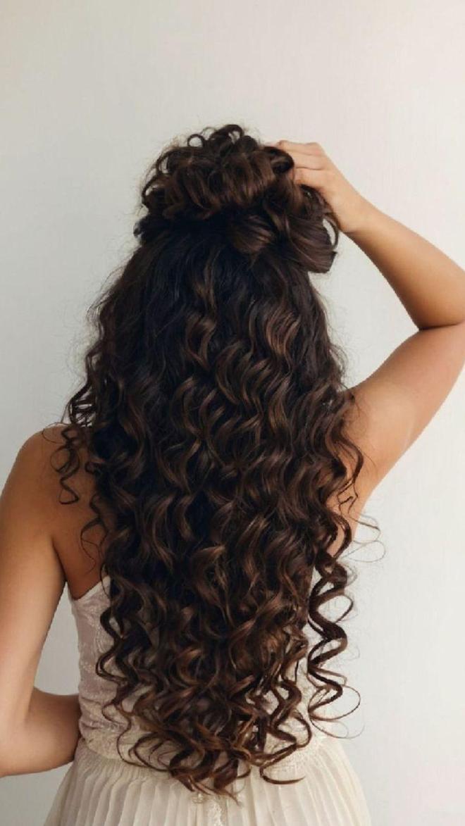 怎样用卷发棒烫发图解_卷发打理技巧_大波浪卷发型搭配