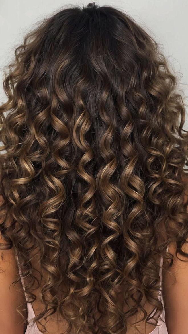 怎样用卷发棒烫发图解_卷发打理技巧_大波浪卷发型搭配