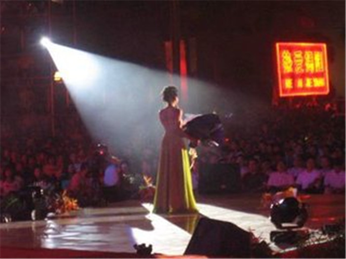 追光灯舞台应用_舞台追光灯颜色变换_追光灯安装