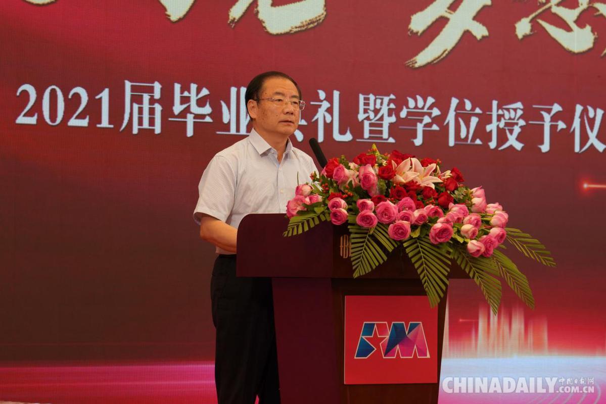 青岛西海岸新区毕业典礼_北京电影学院现代创意媒体学院毕业典礼_北京电影学院毕业