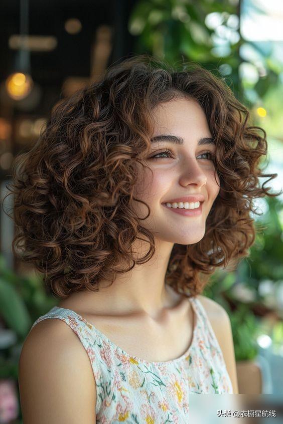 中短卷发风格搭配_小卷发棒怎么用_中短卷发脸型修饰