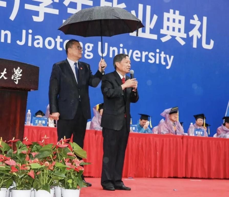 西安交通大学毕业典礼感人瞬间_西安交大“交大牌”毕业礼物_西安交通大学毕业