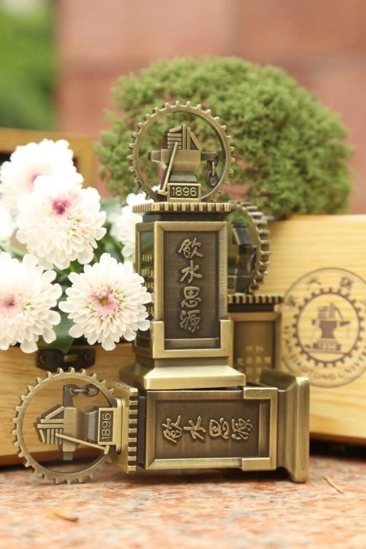 西安交大“交大牌”毕业礼物_西安交通大学毕业典礼感人瞬间_西安交通大学毕业