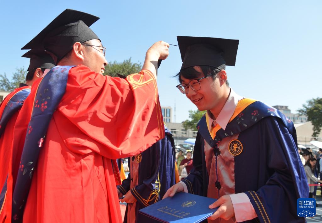  北京交通大学学位授予仪式 _北京交通大学2025年毕业典礼 毕业生拍照留念 _北京交通大学毕业