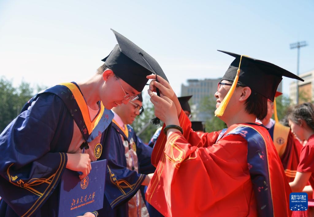 北京交通大学毕业_ 北京交通大学学位授予仪式 _北京交通大学2025年毕业典礼 毕业生拍照留念 