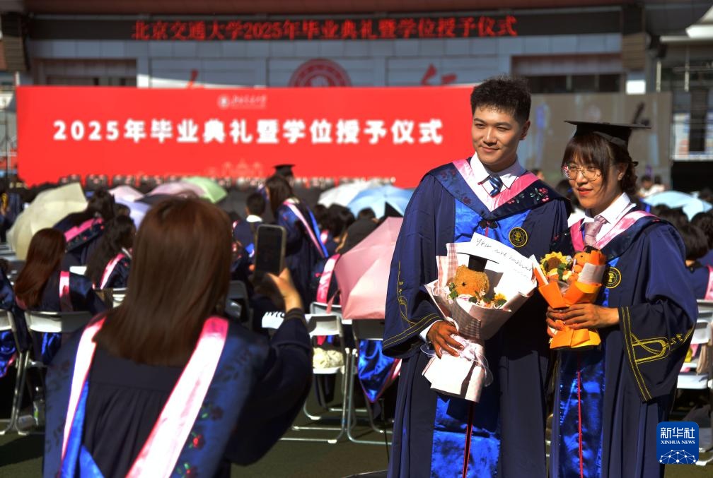 北京交通大学2025年毕业典礼 毕业生拍照留念 _北京交通大学毕业_ 北京交通大学学位授予仪式 