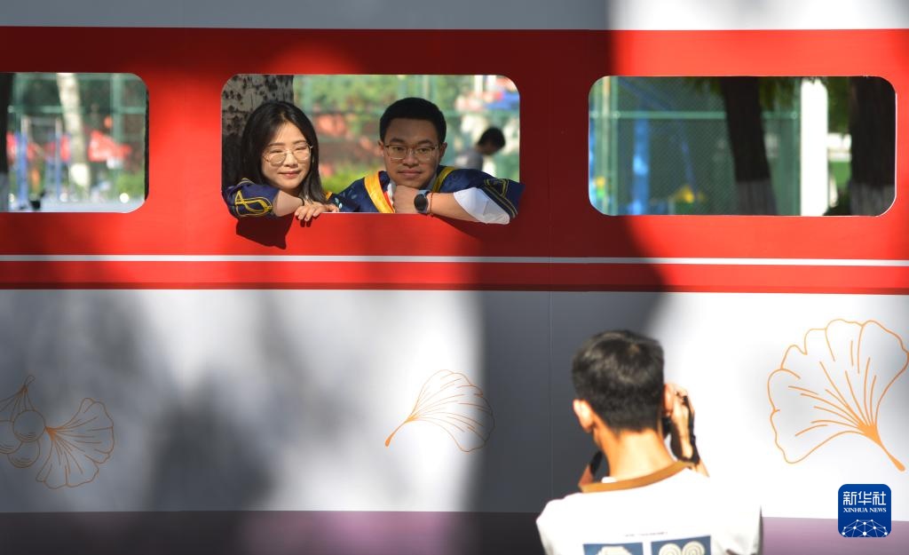 北京交通大学毕业_北京交通大学2025年毕业典礼 毕业生拍照留念 _ 北京交通大学学位授予仪式 