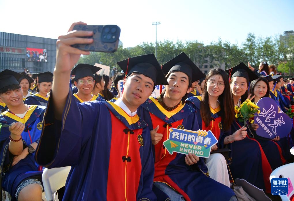 北京交通大学毕业_ 北京交通大学学位授予仪式 _北京交通大学2025年毕业典礼 毕业生拍照留念 