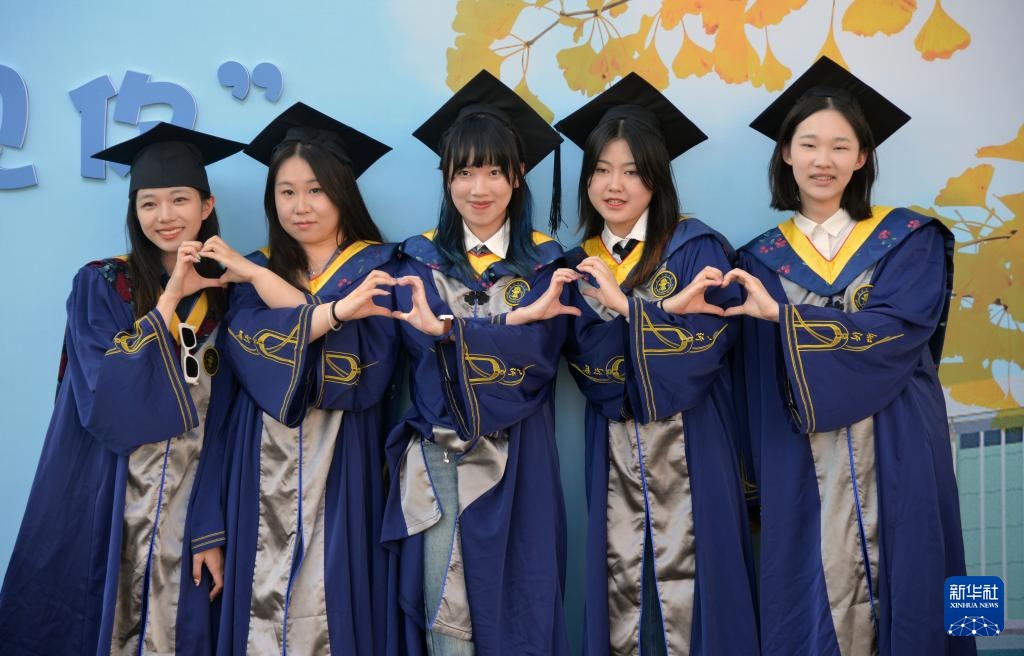 北京交通大学2025年毕业典礼 毕业生拍照留念 _ 北京交通大学学位授予仪式 _北京交通大学毕业