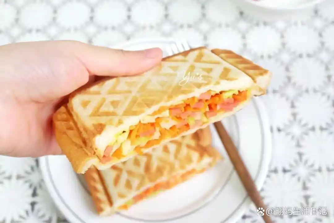 三明治机美味早餐_香肠葱蛋三明治做法_三明治机早餐食谱