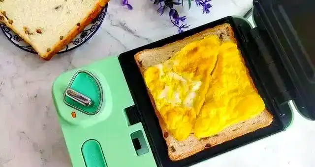 三明治机使用教程_孩子早餐三明治制作_三明治机美味早餐