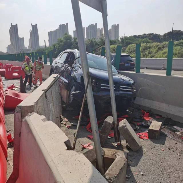 防撞桶作用_高速公路防撞桶事故_系安全带的重要性