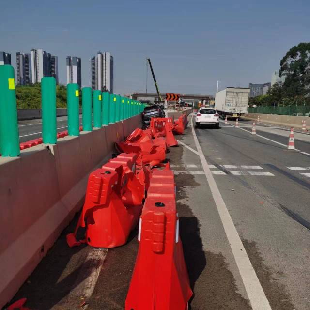 系安全带的重要性_防撞桶作用_高速公路防撞桶事故