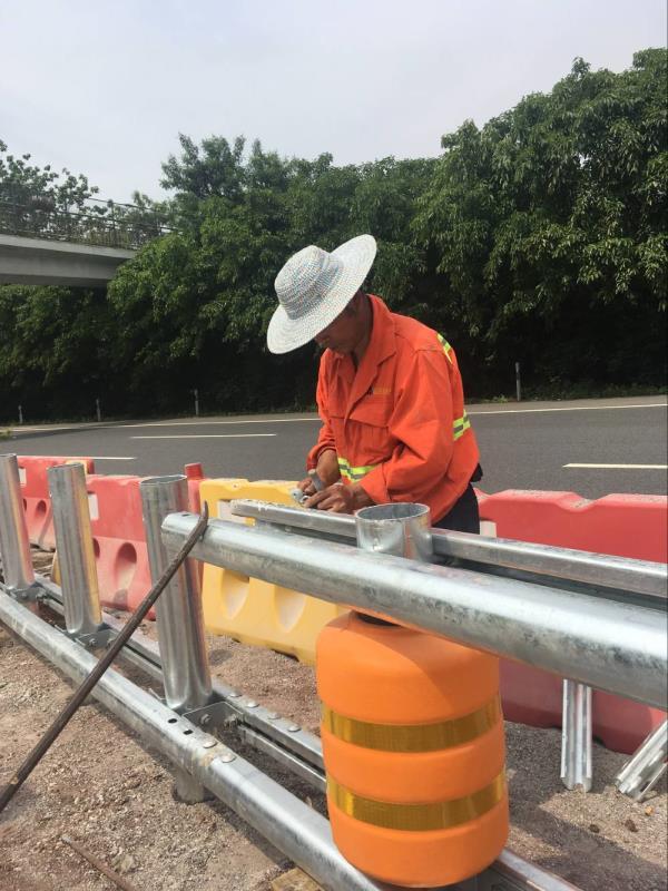 防撞桶安装_旋转式护栏 重庆高速公路 防撞桶