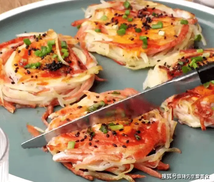 早餐机鸡蛋杯食谱_早餐蛋饼做法_牛奶火腿葱花蛋饼食谱