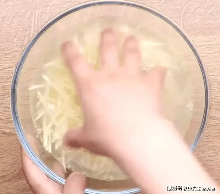 早餐机鸡蛋杯食谱_早餐蛋饼做法_牛奶火腿葱花蛋饼食谱