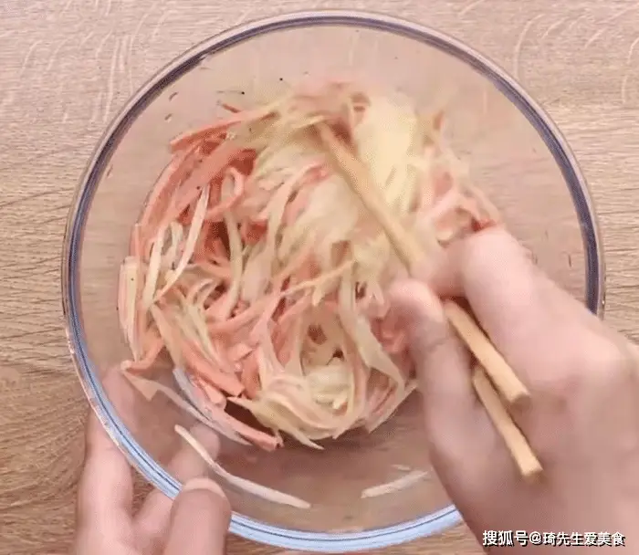 早餐机鸡蛋杯食谱_牛奶火腿葱花蛋饼食谱_早餐蛋饼做法
