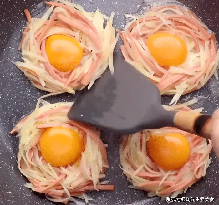 早餐机鸡蛋杯食谱_牛奶火腿葱花蛋饼食谱_早餐蛋饼做法