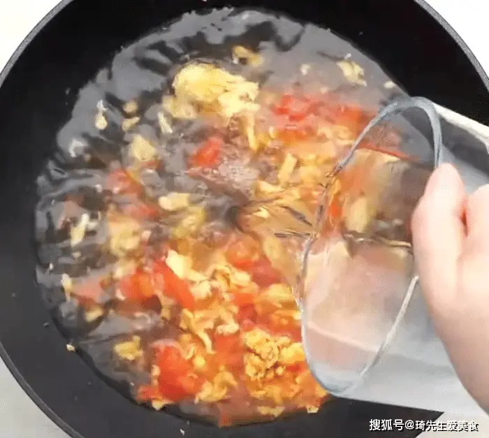 早餐机鸡蛋杯食谱_早餐蛋饼做法_牛奶火腿葱花蛋饼食谱