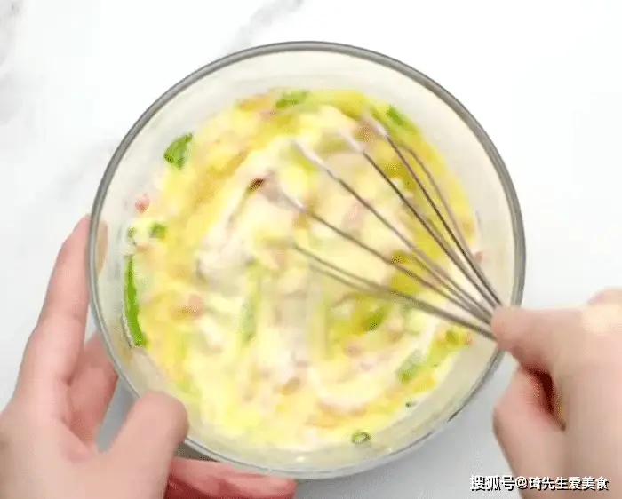 早餐蛋饼做法_早餐机鸡蛋杯食谱_牛奶火腿葱花蛋饼食谱