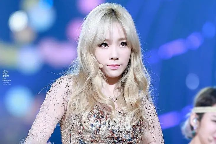 卷发弧度技巧_卷发造型方法_瓷板小型卷发棒怎么用