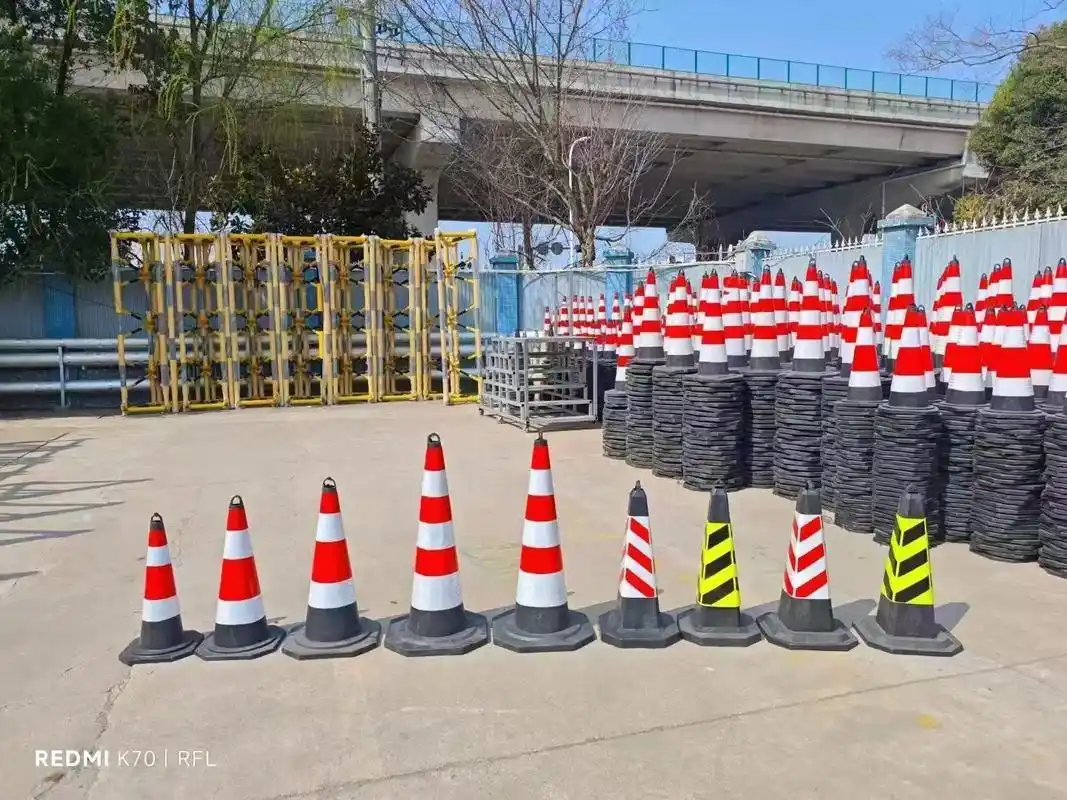防撞桶水马作用_铁马防护栏道路隔离_防撞桶安放