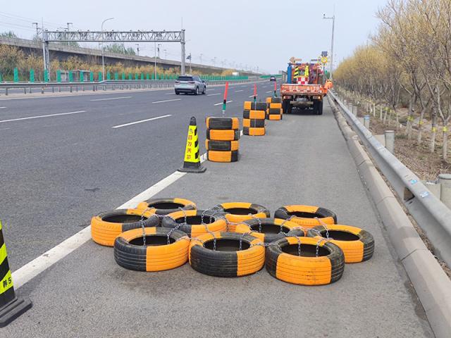 防撞桶安放_新型防撞设施安墩墩_废旧轮胎防撞桶