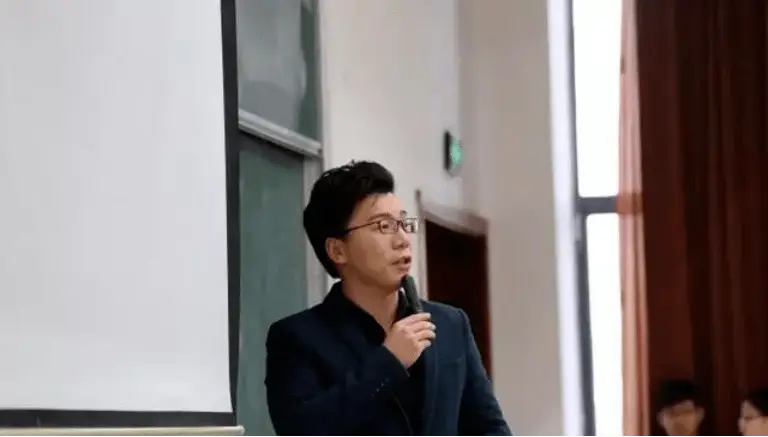 武汉大学新闻与传播学院介绍_武汉大学新闻与传播学院师资力量_新闻传播学对女生要求