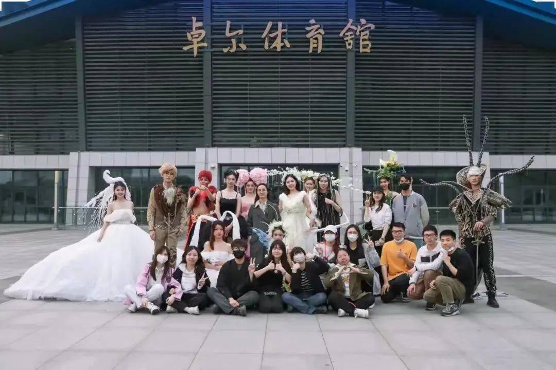 武汉大学新闻与传播学院介绍_武汉大学新闻与传播学院师资力量_新闻传播学对女生要求