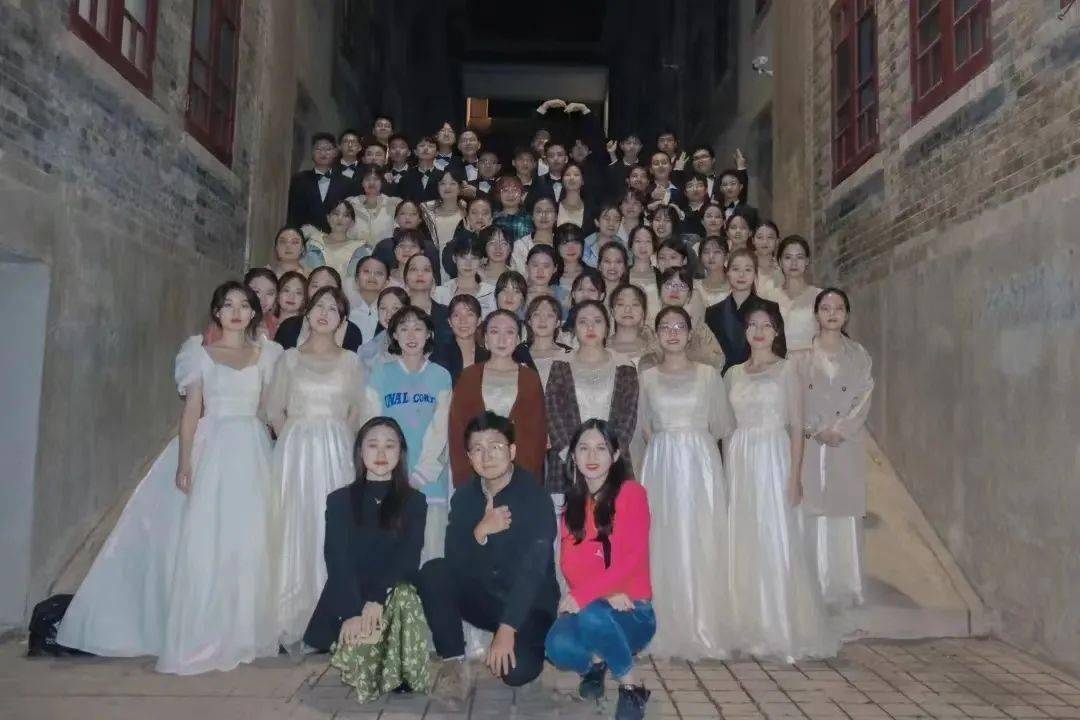 新闻传播学对女生要求_武汉大学新闻与传播学院师资力量_武汉大学新闻与传播学院介绍