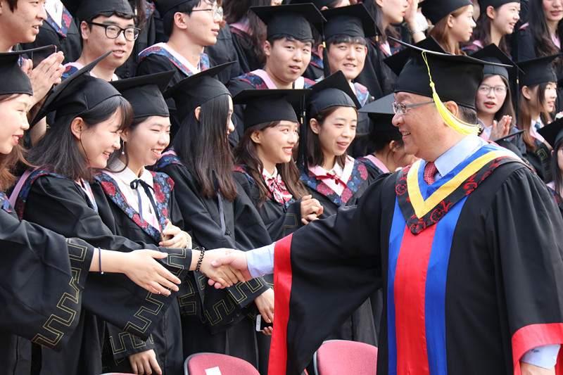 北京师范大学2018届毕业典礼_北京师范大学毕业_校领导与毕业生合影留念