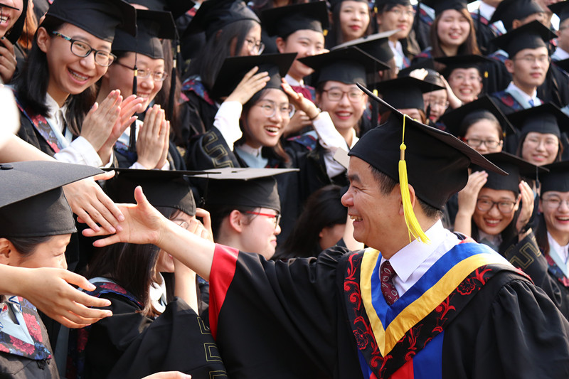 北京师范大学2018届毕业典礼_校领导与毕业生合影留念_北京师范大学毕业