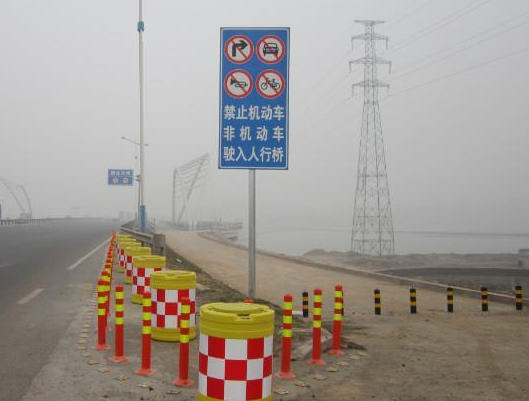 玻璃钢防撞桶特点_塑料防撞桶厂家_防撞桶类型