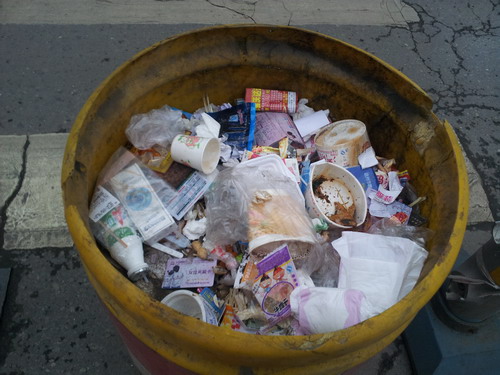 防撞桶摆放_防撞桶误用 垃圾桶混淆 道路卫生维护