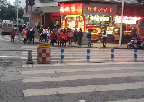 防撞桶误用 垃圾桶混淆 道路卫生维护_防撞桶摆放