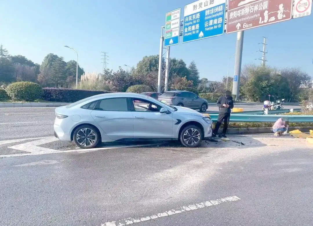 防撞桶缓冲效果案例_防撞桶作用部署_防撞桶布置