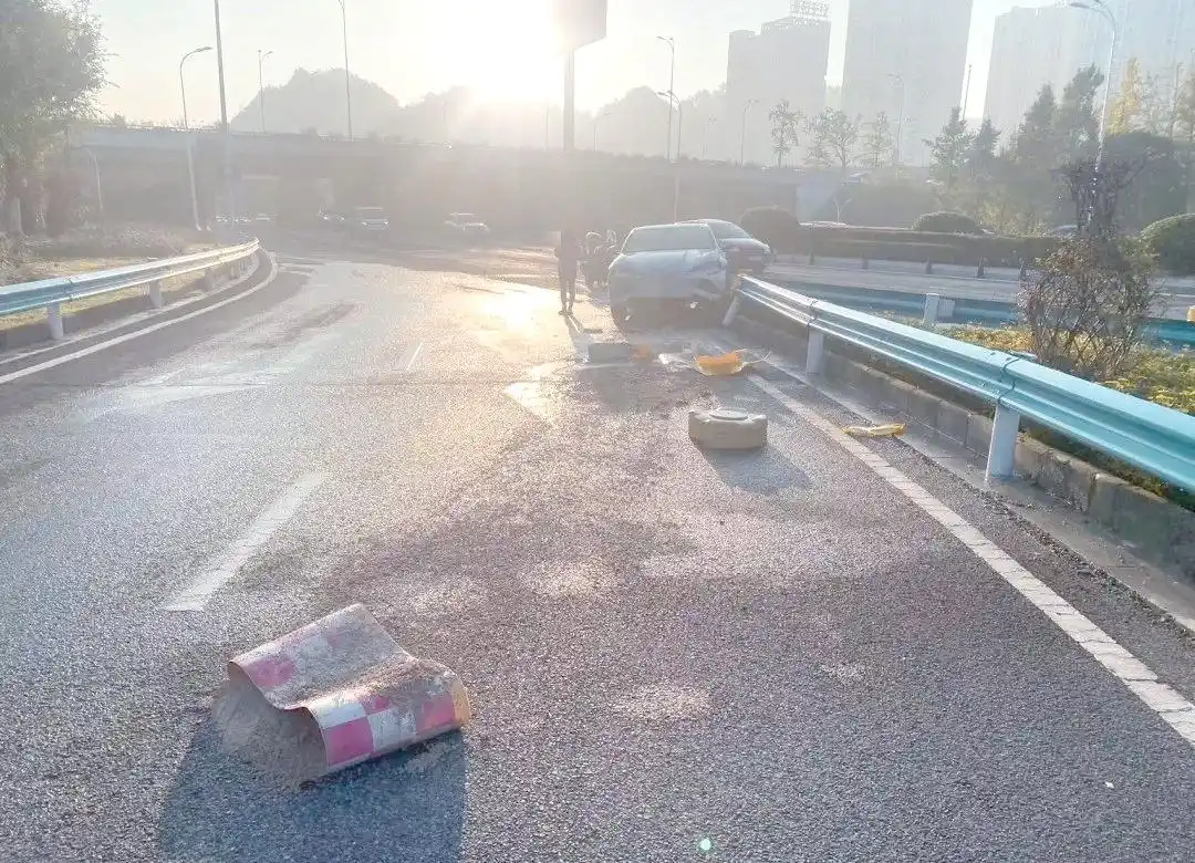 防撞桶布置_防撞桶作用部署_防撞桶缓冲效果案例