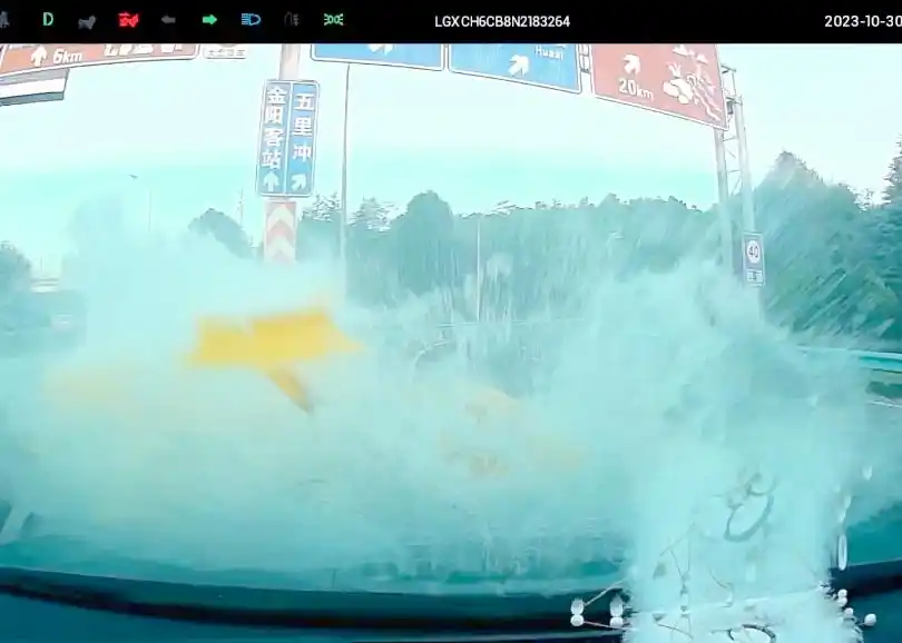 防撞桶作用部署_防撞桶布置_防撞桶缓冲效果案例